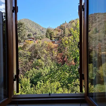 Cecilia Traditional House-suites Daire Kalopanagiotis