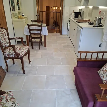 Daire Cecilia Traditional House-suites *